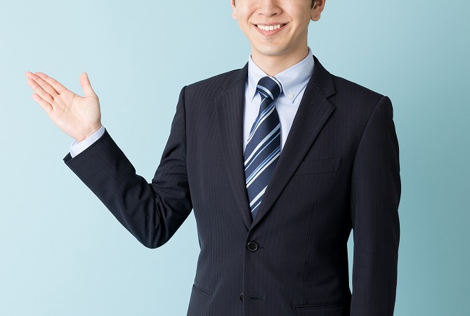 笑顔で手を差し出す男性